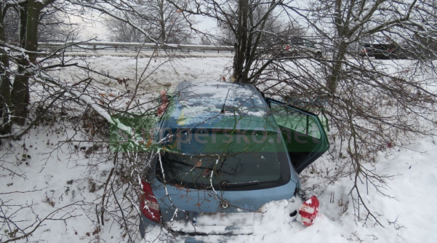 Náraz na směrovou tabuli odmrštil vozidlo do příkopu