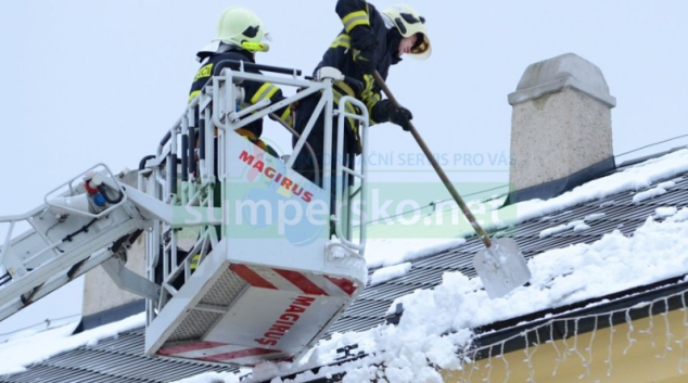 Hasiči upozorňují! Odstraňte sníh ze své střechy!