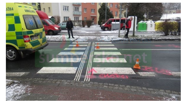 Dvě děti vběhly v Jeseníku pod auto