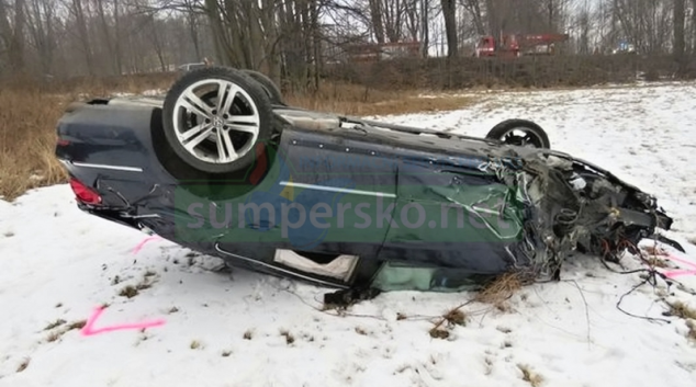 Passat se při nehodě v Jeseníku přetočil na střechu