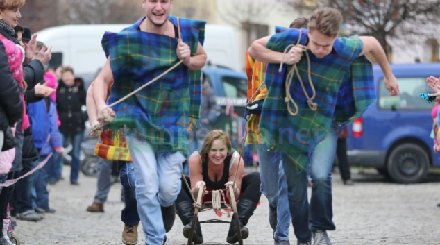 Příprava na recesistické závody čtyřspřeží v Zábřehu vrcholí
