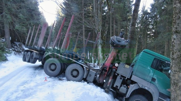 Nákladní souprava uvízla na lesní cestě u Sobotína