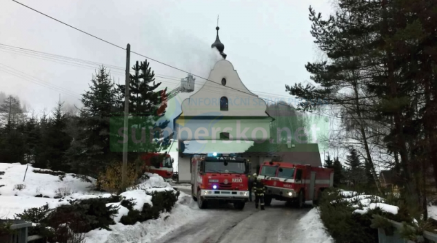 Při likvidaci požáru ve Skleném zasahovali také hasiči z Pardubického kraje