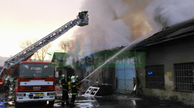 AKTUALIZOVÁNO! Osm jednotek hasičů likvidovalo požár ve Vikýřovicích