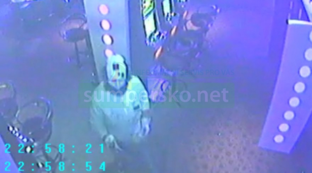 Maskovaný muž se zbraní přepadl hernu