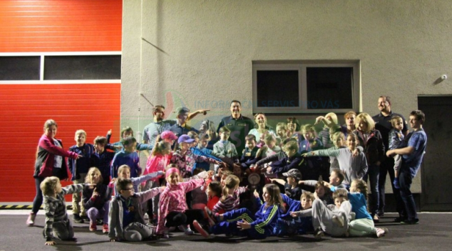 Noc s Andersenem prožily letos děti u hasičů v Šumperku