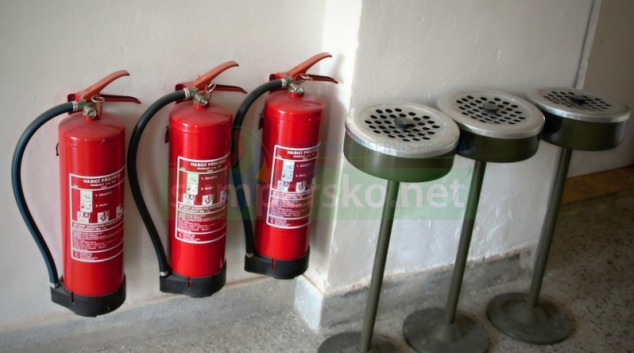 Zloděj v areálu jatek vystříkal hasicí přístroje