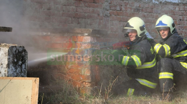 Šumperští hasiči řezali vodním paprskem zdi Sanatorky