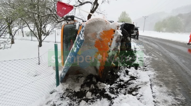 Sypač v Raškově najel na nezpevněnou krajnici