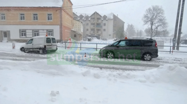 Sjeté pneumatiky i rychlá jízda se řidičům na Jesenicku prodraží