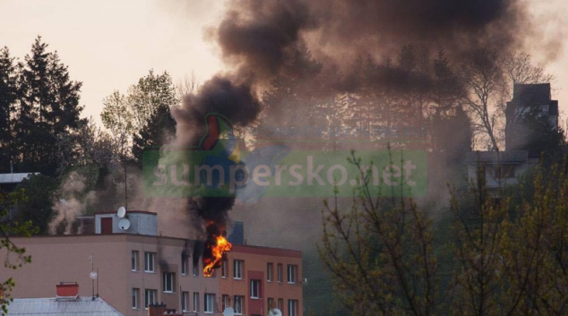 Požár bytu ve Šternberku si vyžádal evakuaci 100 osob