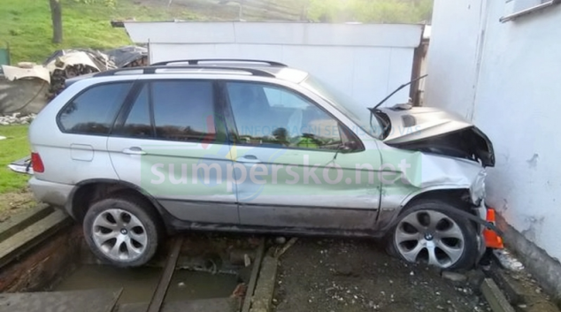 Luxusní vozidlo v Žulové čelně narazilo do rodinného domu