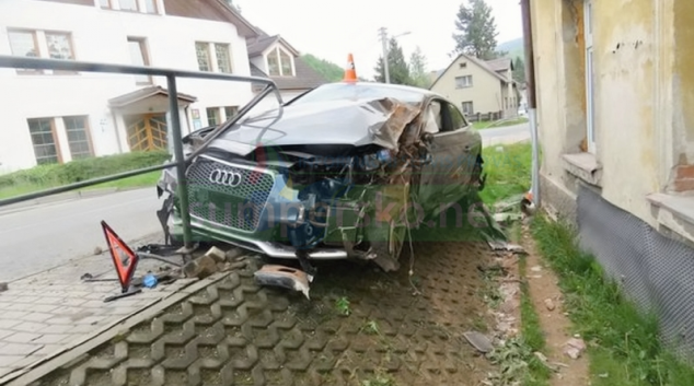 Neovladatelné vozidlo v Jeseníku jen těsně minulo maminku s kočárkem