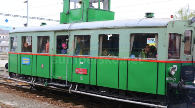 Motoráček Věžák sveze návštěvníky Slavností města Šumperka