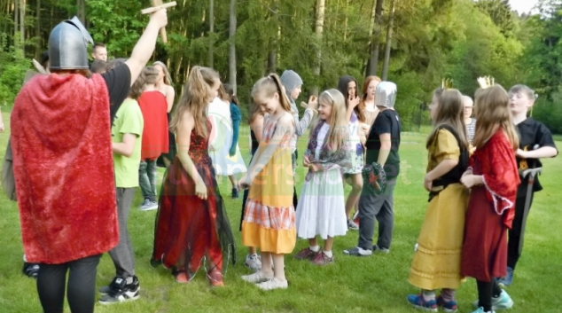 FOTO: Jazykový kurz přenesl školáky do středověku