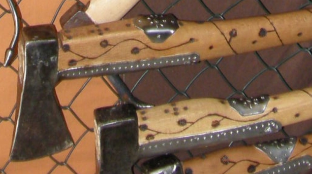 Muž vyhrožoval v Křemačově ženě sekerou