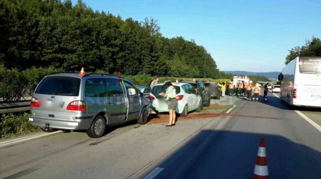 Hromadná nehoda šesti vozidel na D1