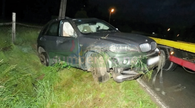 Řidič z místa nehody utekl a spolujezdkyni nechal v autě