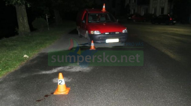 Muž zabalený do tamvé deky seděl na silnici