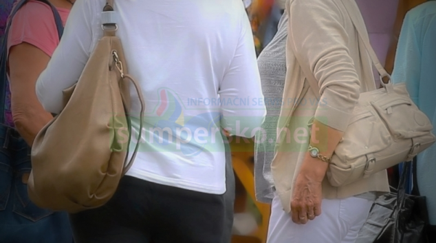 Pozor na nošení kabelek přes ramena!