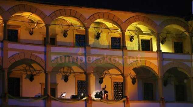 Na noční prohlídku losinského zámku návštěvníky sveze „Věžák“