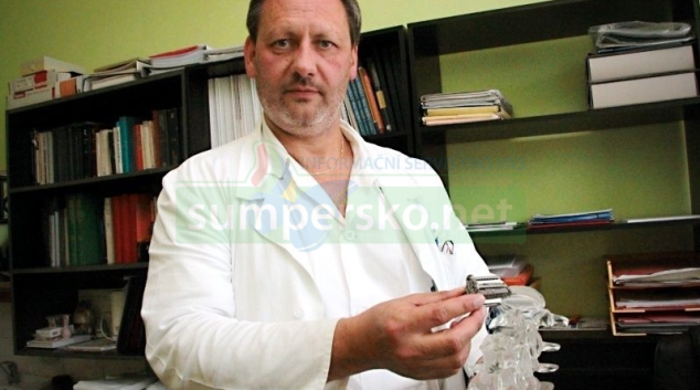 Olomoucký neurochirurg vyvinul unikátní meziobratlový implantát