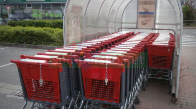 Vandal poškodil všechny části zaparkovaného auta před supermarketem