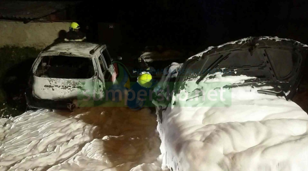 Zřejmě technická závada byla příčinou požáru tří osobních vozidel