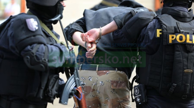 Muže zadrželo policejní komando v okamžiku, kdy vyráběl drogy