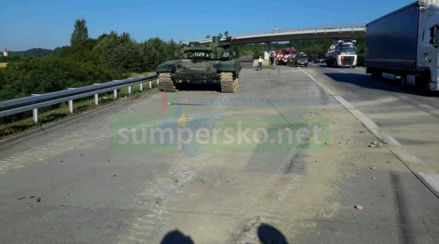Tank zablokoval dopravu na D35