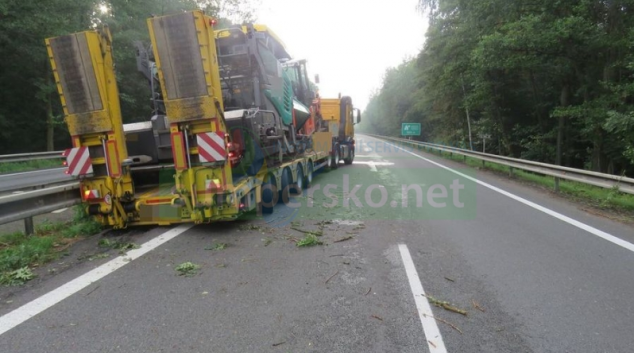 Na D35 před vozidlo spadnul strom