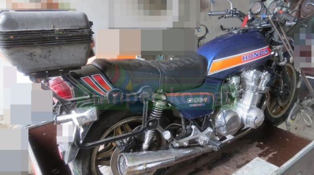 Motorkář u Litovle narazil do spadlého stromu