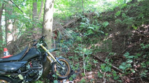 Motorkář u Kopřivné projel rovně zatáčkou