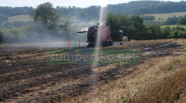 Balíkovač slámy hořel za obcí Obědné