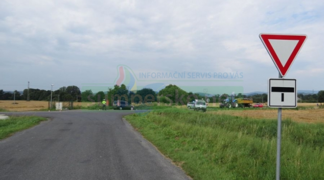 Opilý cyklista narazil u Kolšova do vozidla