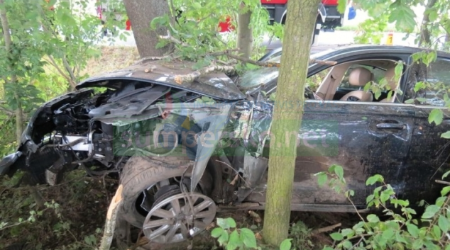 Opilý řidič narazil do stromů