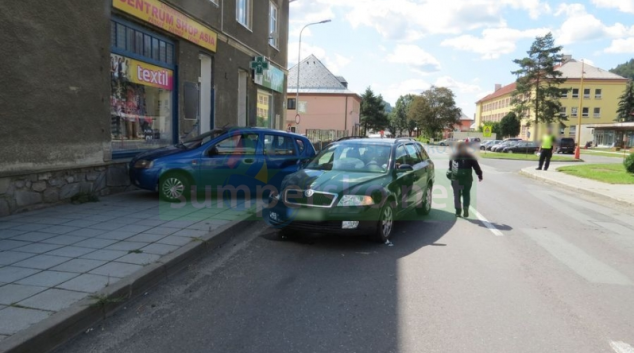 Řidička v Hanušovicích přehlédla stojící auto
