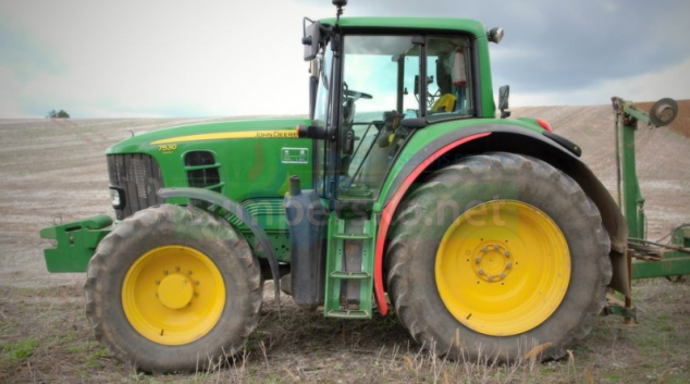 Zloděj vykradl zaparkovaný traktor na louce v Chrasticích