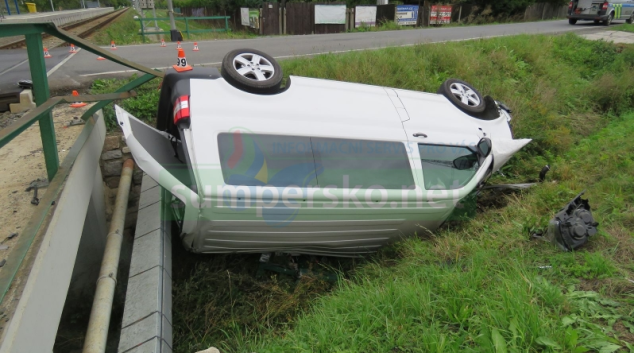 Na přejezdu ve Vikýřovicích vjelo auto pod vlak