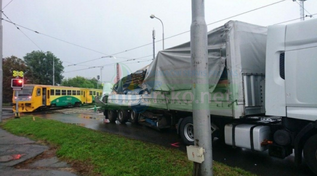 Kamion v Olomouci se srazil na přejezdu s osobním vlakem
