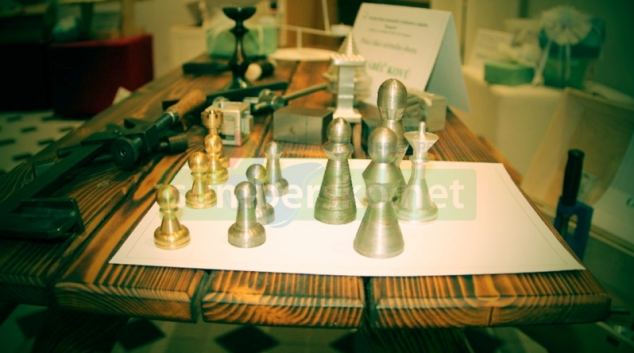 Šumperští kovoobráběči vysoustružili šachové figurky