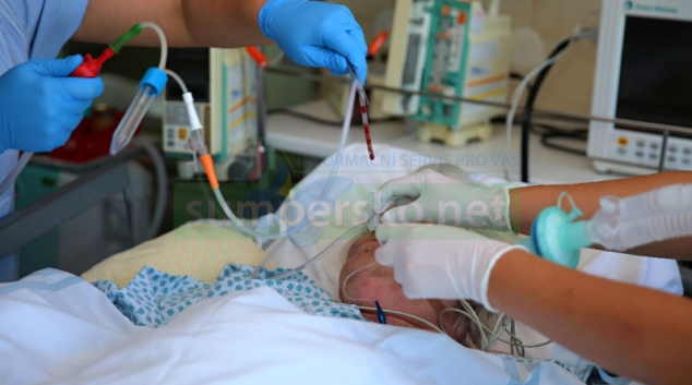 V nové mikrobiologické laboratoři šumperské nemocnice se často „hraje o minuty“