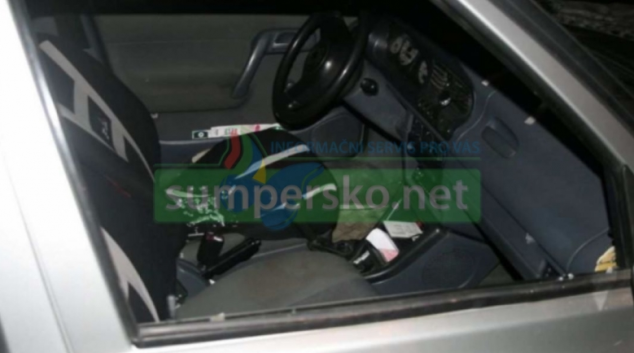 Zloděj ve Vikýřovích ukradl z auta čtvrt milionu