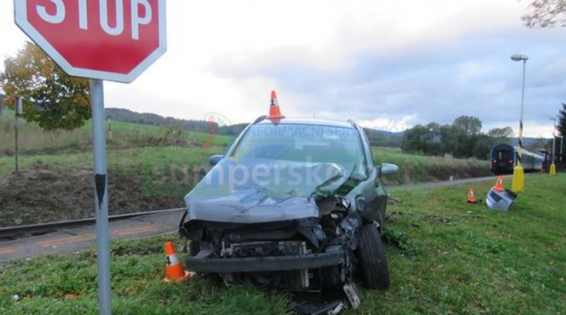 Vlak na Jesenicku odhodil vozidlo, které mu nedalo přednost