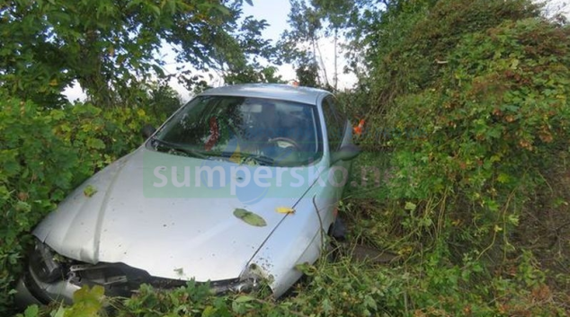 Řidič havaroval. Zamkl auto a odešel