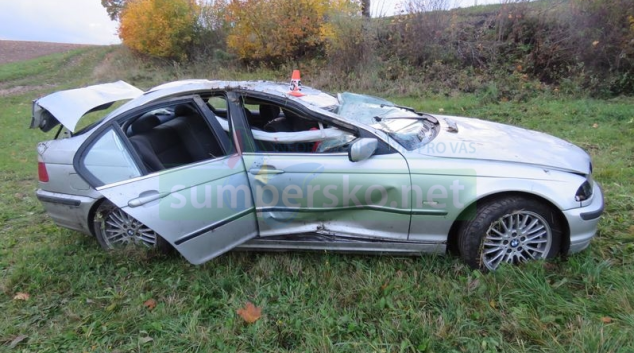 BMW se několikrát přetočilo přes střechu