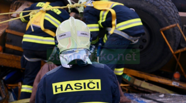 Převrácený jeřáb na Dlouhých stráních hasiči sesunuli do vodní nádrže