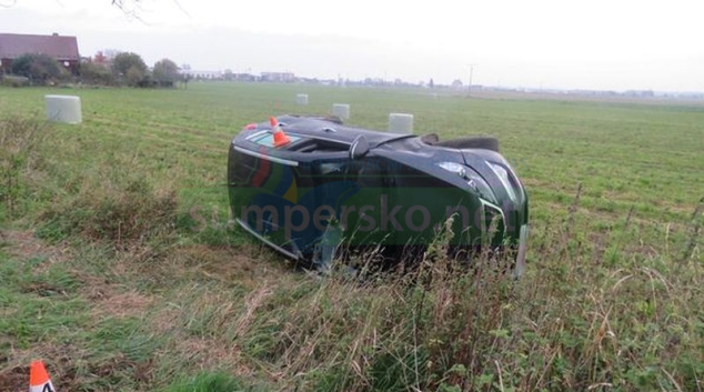 Řidič v havarovaném autě nechal odcizenou dopravní značku