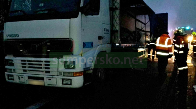 Požár kamionu zastavil na několik minut provoz na D35