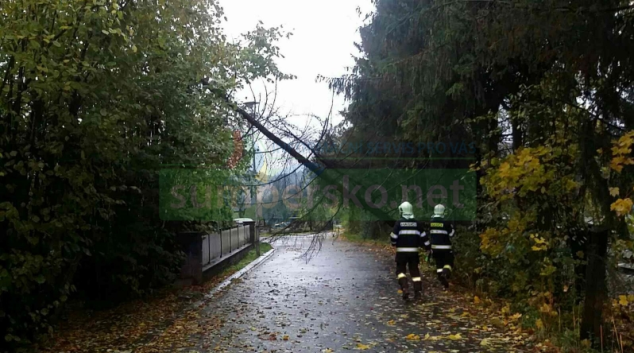 Hasiči v kraji vyjíždějí kvůli extrémně silnému větru